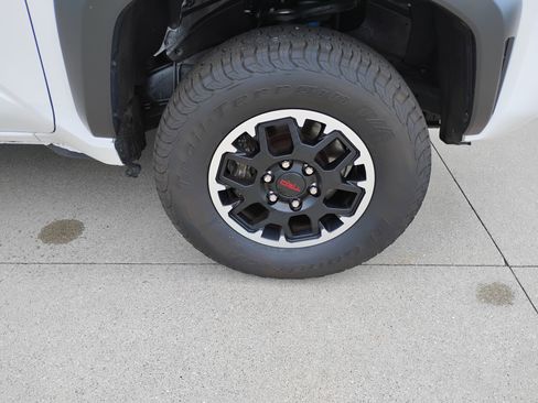Used 2025 Toyota Tacoma TRD Off-Road AWD/4WD image 32