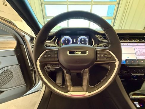 Used 2025 Jeep Grand Cherokee Limited w/ Luxury Tech Group II AWD/4WD image 32