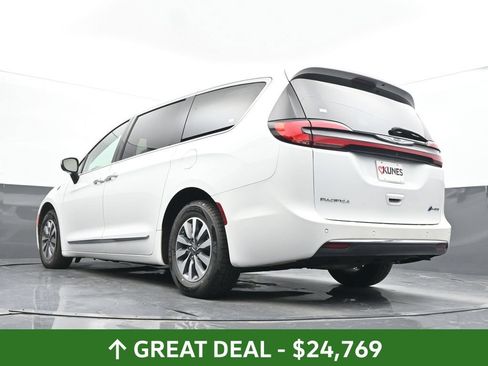 Used 2023 Chrysler Pacifica Limited FWD image 53