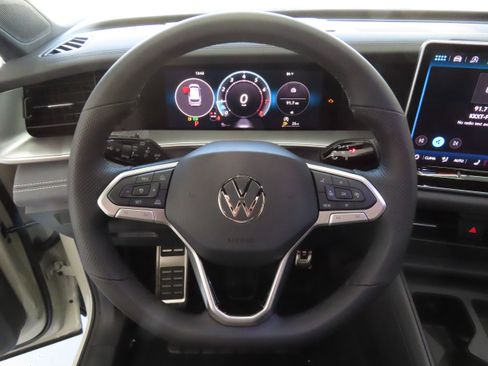 New 2026 Volkswagen Tiguan SE R-Line FWD image 15