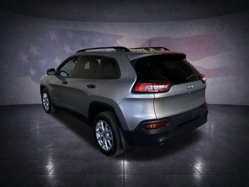 Used 2017 Jeep Cherokee Sport image 3
