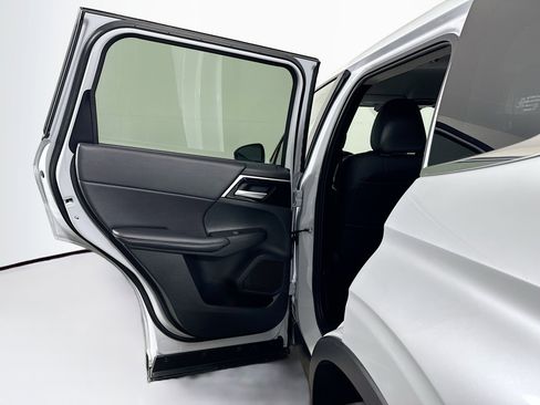 Used 2024 Mitsubishi Outlander SE image 25