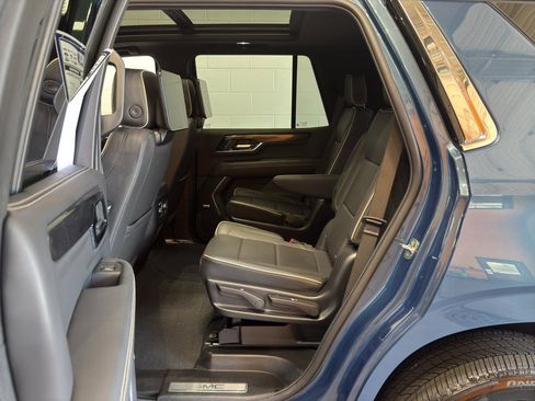 Used 2025 GMC Yukon Elevation w/ Elevation Premium Package AWD/4WD image 10