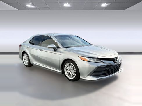 Used 2018 Toyota Camry XLE FWD image 7