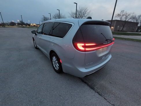 Used 2024 Chrysler Pacifica Touring-L image 8