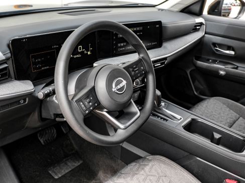 Used 2025 Nissan Kicks SV w/ Illumination Package FWD image 2