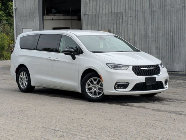 Used 2024 Chrysler Pacifica Touring-L FWD image 11
