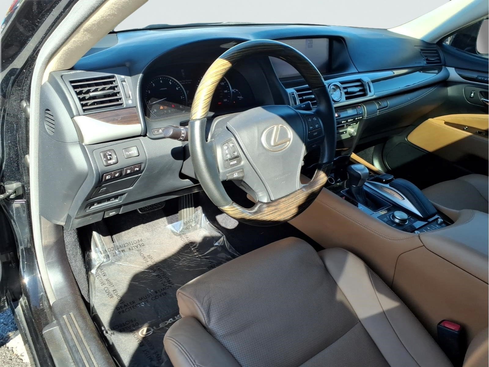 Used 2017 Lexus LS 460 w/ Ultra Luxury Package RWD image 27