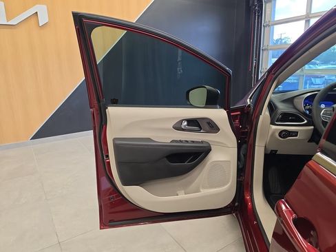 Used 2023 Chrysler Pacifica Touring-L FWD image 14