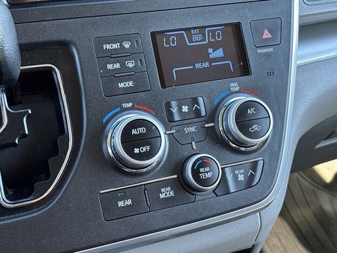 Used 2017 Toyota Sienna LE image 22
