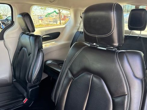 Used 2023 Chrysler Pacifica Touring-L FWD image 19