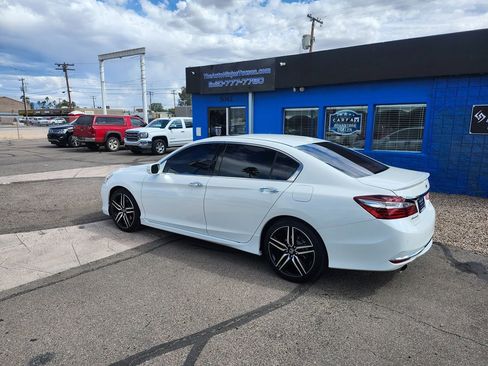 Used 2017 Honda Accord Touring image 4
