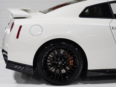Used 2021 Nissan GT-R Premium AWD/4WD image 21