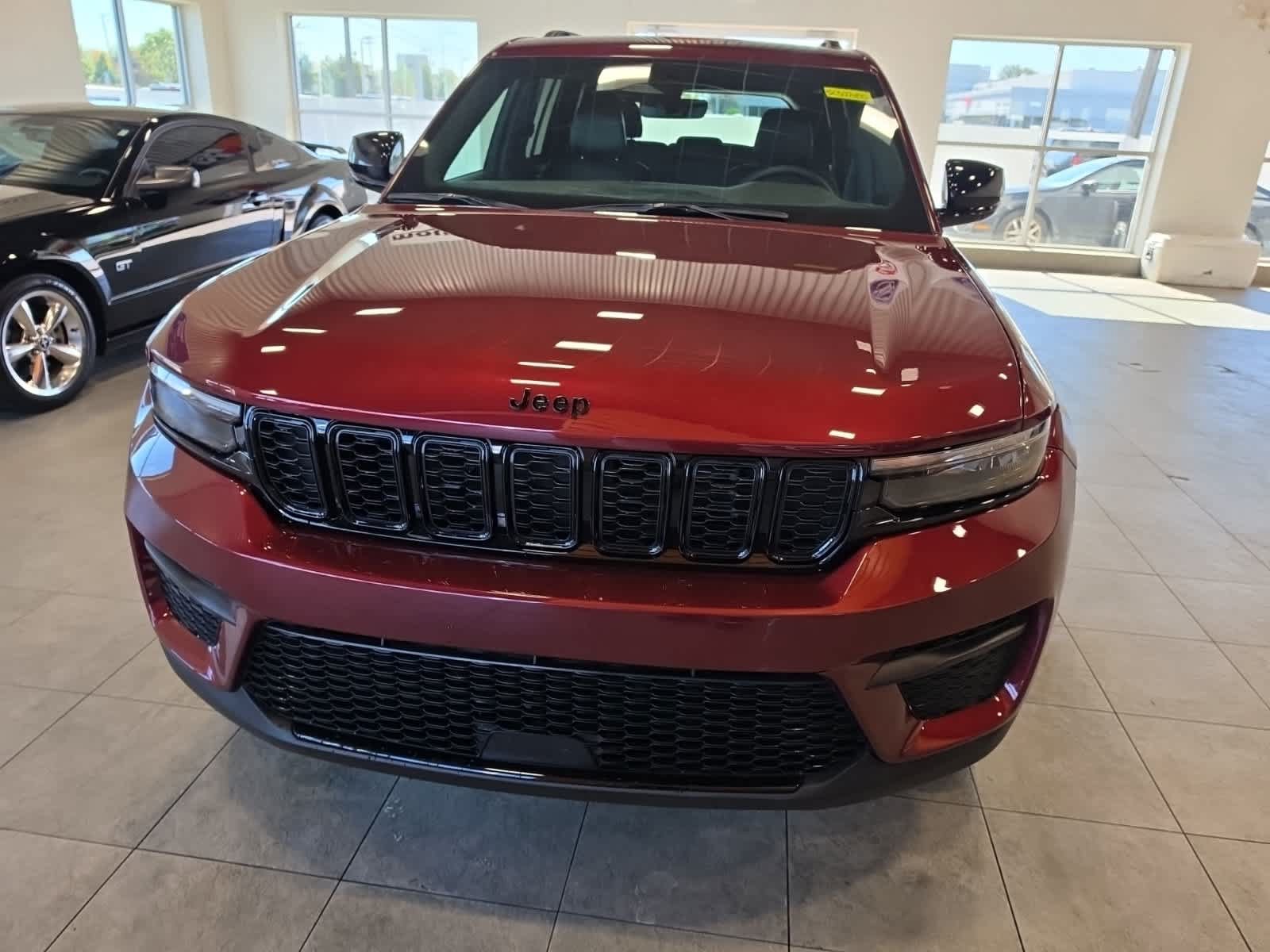 Used 2025 Jeep Grand Cherokee Altitude AWD/4WD image 2