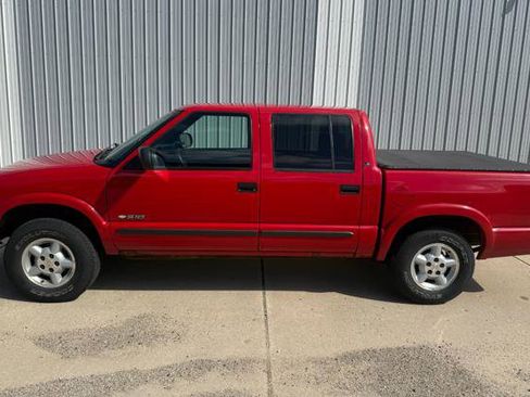Used 2004 Chevrolet S10 Pickup LS image 1