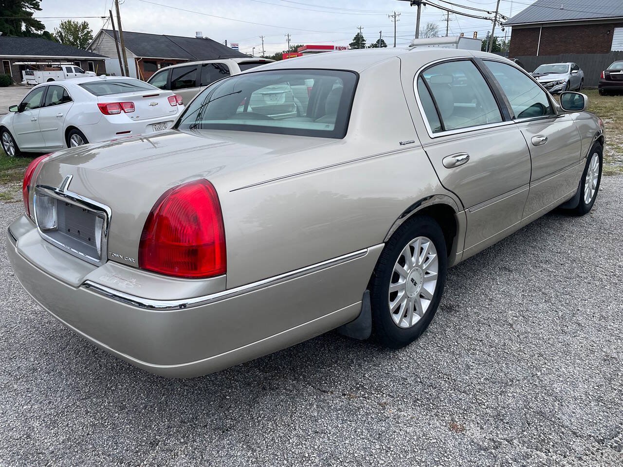 Used 2007 Lincoln Town Car Signature RWD image 6
