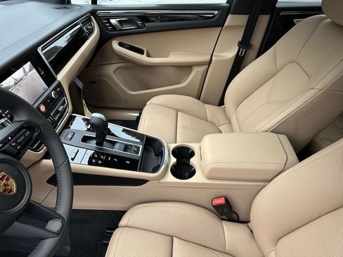 Certified 2026 Porsche Macan AWD/4WD image 17