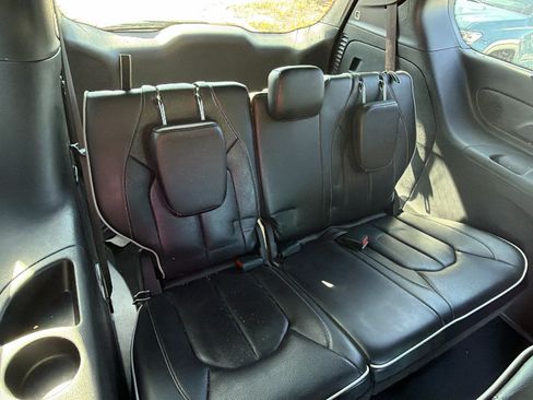 Used 2025 Chrysler Pacifica Limited FWD image 22