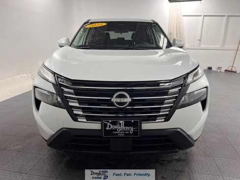 Used 2025 Nissan Rogue SV AWD/4WD image 2