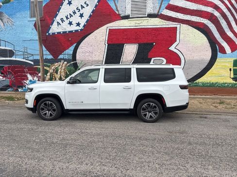 Used 2024 Jeep Wagoneer L Series II image 3