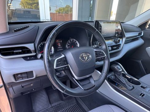 Used 2022 Toyota Highlander LE image 21