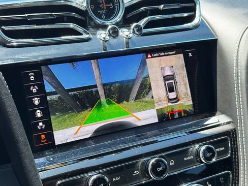 Used 2022 Bentley Bentayga AWD/4WD image 19