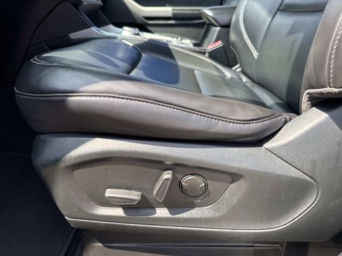 Used 2022 Ford Explorer XLT w/ Equipment Group 202A AWD/4WD image 18