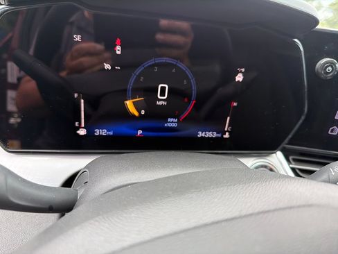 Used 2025 Chevrolet Trax LT w/ LT Convenience Package FWD image 4