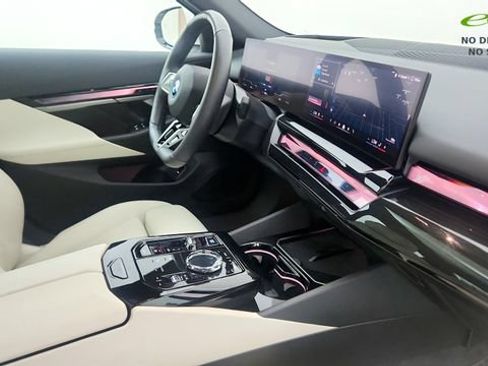 Used 2024 BMW i5 eDrive40i w/ Executive Package RWD image 31
