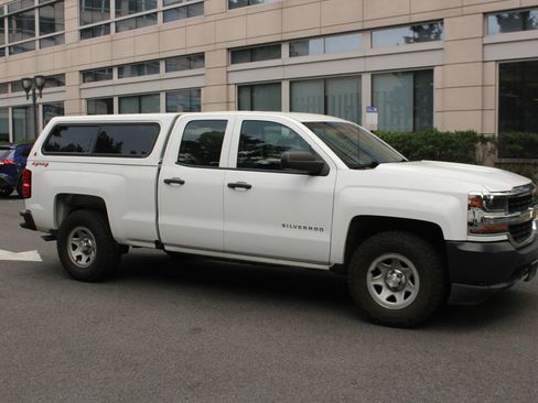 Used 2017 Chevrolet Silverado 1500 W/T AWD/4WD image 2