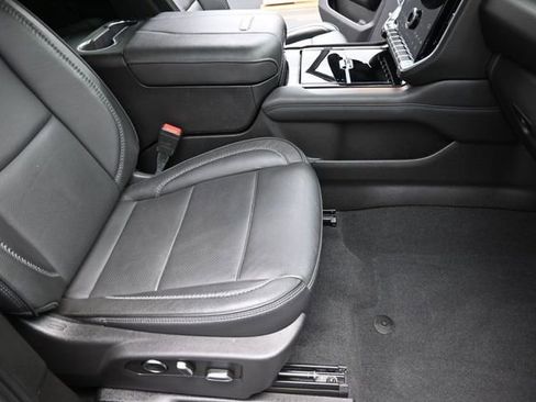 Used 2025 GMC Yukon XL Denali AWD/4WD image 26
