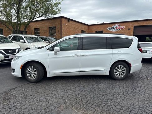 Used 2017 Chrysler Pacifica Touring-L FWD image 4
