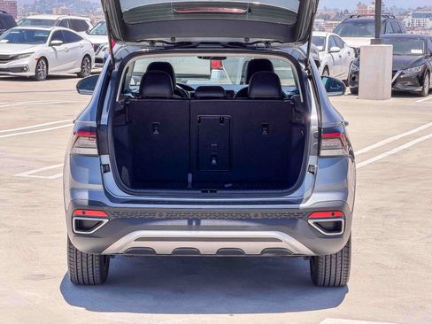 Used 2025 Volkswagen Taos SE FWD image 26
