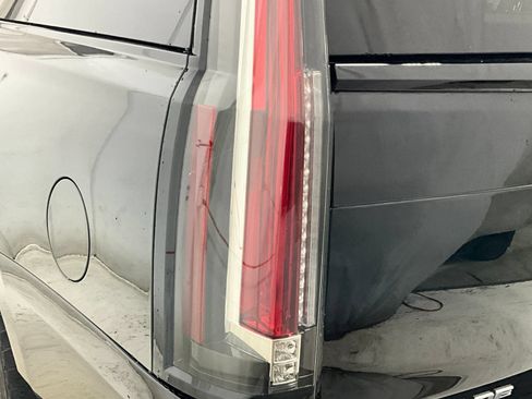 Used 2020 Cadillac Escalade ESV Luxury w/ Escalade Sport Edition AWD/4WD image 28