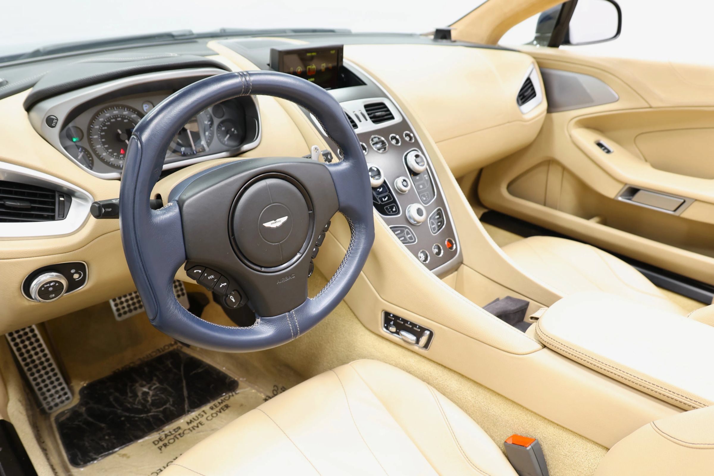 Used 2016 Aston Martin Vanquish Volante RWD image 2