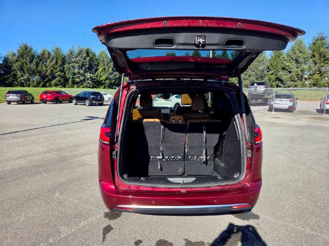 Used 2023 Chrysler Pacifica Pinnacle FWD image 28