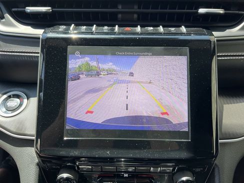Used 2025 Jeep Grand Cherokee L Altitude AWD/4WD image 18