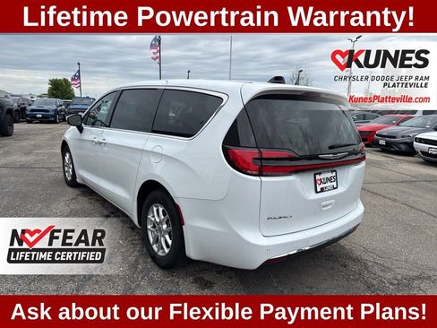 Used 2023 Chrysler Pacifica Touring-L FWD image 7