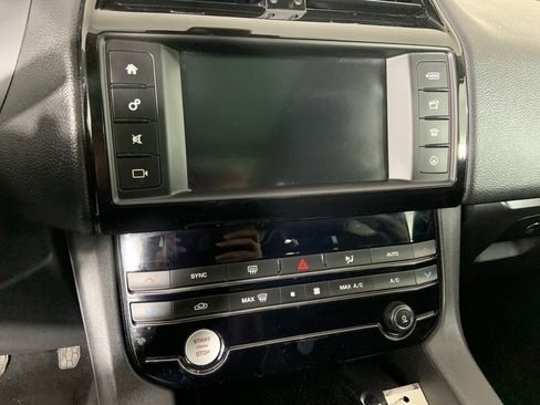 Used 2018 Jaguar F-PACE Premium image 11