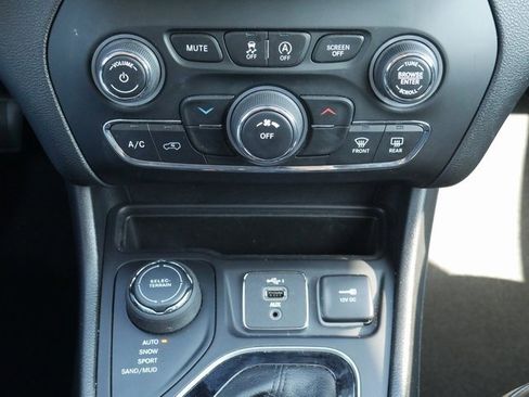 Used 2021 Jeep Cherokee Latitude Plus image 22