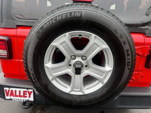 Certified 2019 Jeep Wrangler Sport AWD/4WD image 33