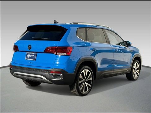 Certified 2023 Volkswagen Taos SE w/ Panoramic Sunroof Package image 4