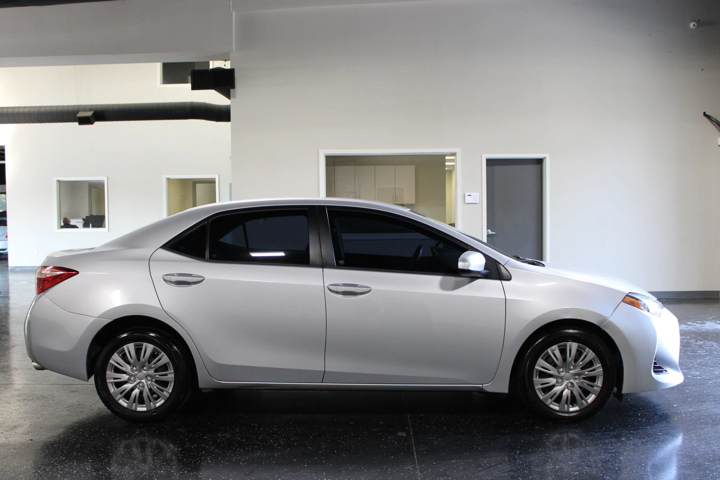 Used 2018 Toyota Corolla LE FWD image 2