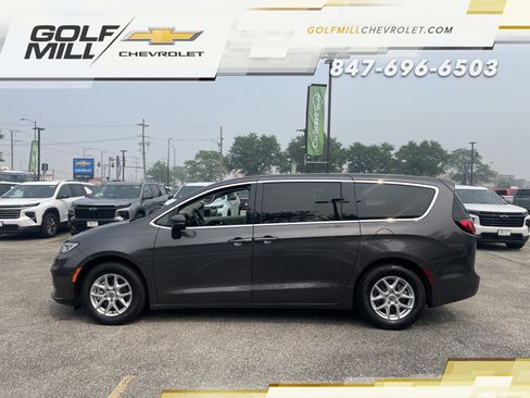 Used 2023 Chrysler Pacifica Touring-L FWD image 8