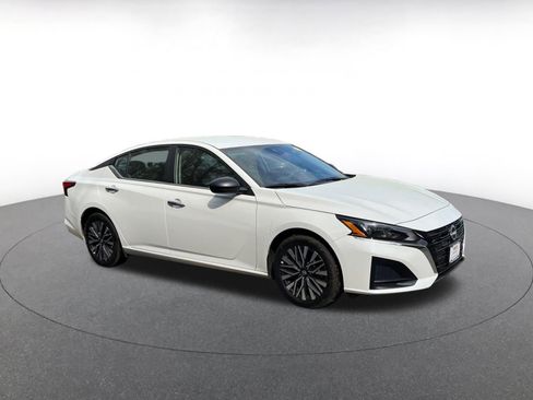 Used 2025 Nissan Altima 2.5 SV FWD image 2