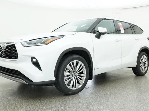 New 2026 Toyota Highlander Platinum AWD/4WD image 17