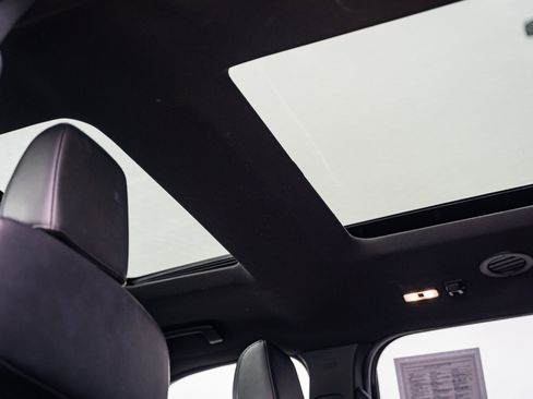 Certified 2018 Ford Explorer XLT w/ Equipment Group 202A image 22