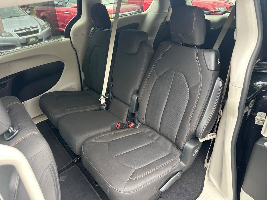Used 2017 Chrysler Pacifica Touring Plus w/ Tire & Wheel Group FWD image 17