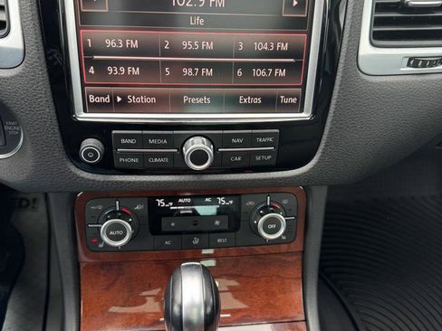 Used 2011 Volkswagen Touareg Hybrid image 16