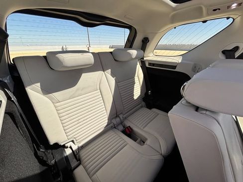 Used 2025 Land Rover Discovery S AWD/4WD image 18
